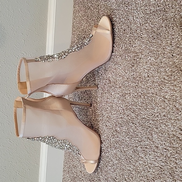 NEVER WORN HEELS - Picture 4 of 4